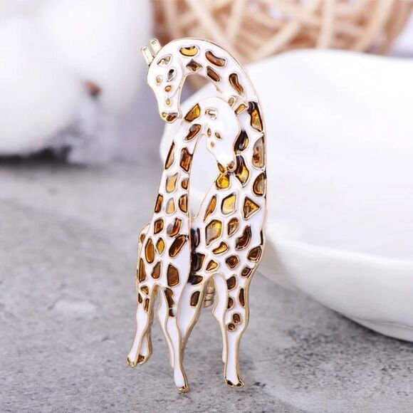 VQ Giraffe Family Brooch - Picture 1 of 5